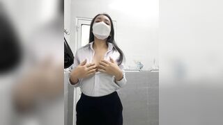 E teen nhân viên văn phòng tranh thủ giờ nghỉ vào nvs live show hàng kiếm thêm