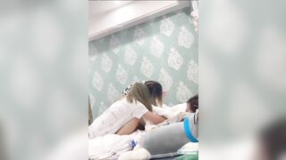 e nó làm gì sai mà bị như thế,cùng là nữ mà cứ ăn *** e đè e ra móc lồn còn quay vid