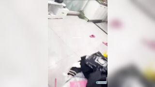 e nó làm gì sai mà bị như thế,cùng là nữ mà cứ ăn *** e đè e ra móc lồn còn quay vid