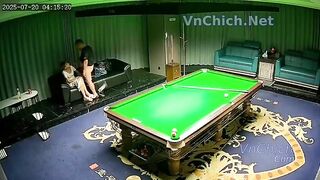 Gạ kèo bạn thân solo bida thua chịch vợ bạn