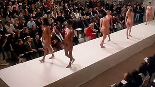Toàn cảnh show diễn thời trang trần trụi