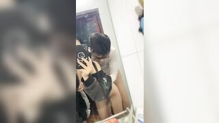 Cặp đôi sinh viên trẻ địt nhau trước gương