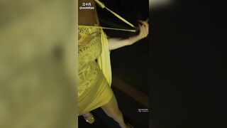 Dâm nữ nữa đêm ra đường show lồn public cho ng lạ sờ lồn đánh mông và xin bú cu