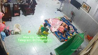 Hack Camera Chồng Vừa Địt Vợ Vừa Chơi Với Con
