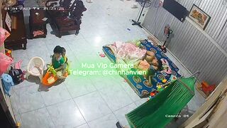 Hack Camera Chồng Vừa Địt Vợ Vừa Chơi Với Con