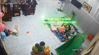 Hack Camera Chồng Vừa Địt Vợ Vừa Chơi Với Con