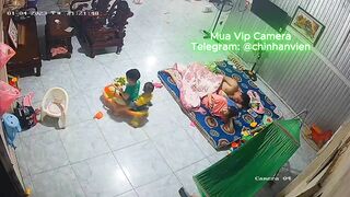 Hack Camera Chồng Vừa Địt Vợ Vừa Chơi Với Con