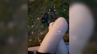 Ladyboy khóa cu thủ dâm nơi công cộng
