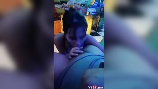 Đi hát karaoke mà em cởi quần anh bú cu xong bắt anh vét máng cho em ngay tại phòng h