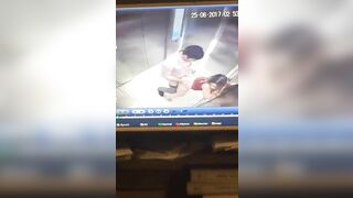 Đụ nhau trong thang máy bị cam quay lại