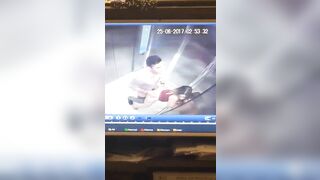 Đụ nhau trong thang máy bị cam quay lại
