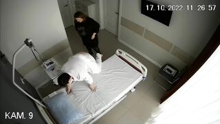 Em gái ngoan hiền ôm hôn bạn trai thắm thiết trên giường