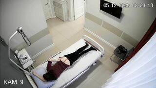 Em gái ngoan hiền ôm hôn bạn trai thắm thiết trên giường