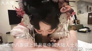 Em gái mặc đồ cổ phục vụ bạn trai trong phòng