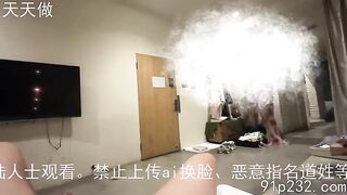 Em gái mặc đồ cổ phục vụ bạn trai trong phòng