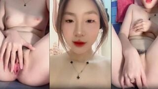 Gái mới lớn lồn hồng mặt xinh trả kèo thủ dâm cực nứng
