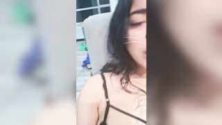 Gái một con lên đỉnh bằng dưa chuột bự phê bắn nước rồi vắt sữa từ vú đầy dâm dục