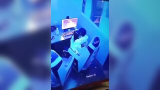 Check cam tưởng hai đứa nó ôm nhau, nhưng không chúng nó địt nhau luôn tại quán