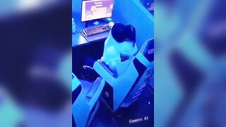 Check cam tưởng hai đứa nó ôm nhau, nhưng không chúng nó địt nhau luôn tại quán