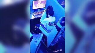 Check cam tưởng hai đứa nó ôm nhau, nhưng không chúng nó địt nhau luôn tại quán