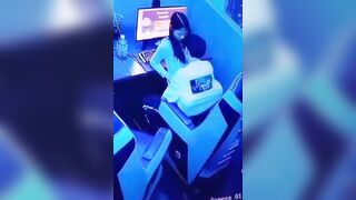 Check cam tưởng hai đứa nó ôm nhau, nhưng không chúng nó địt nhau luôn tại quán