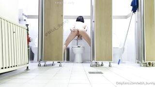 Em ladyboy thủ dâm khoe hàng trong nhà vệ sinh công cộng
