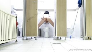 Em ladyboy thủ dâm khoe hàng trong nhà vệ sinh công cộng