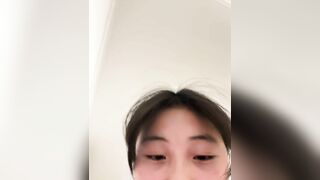 Em rau vú to lồn non lắm lông khoe hàng trên live cho trai xem p2