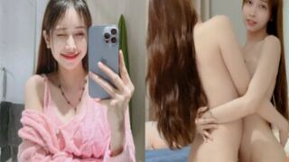 Lâm Thái Vy và cô bạn thân móc bím trên live
