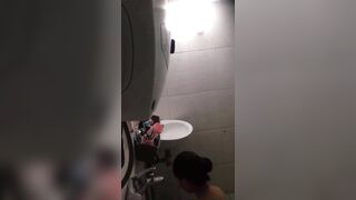Quay lén em sinh viên hàng xóm cạnh nhà tắm