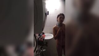 Quay lén em sinh viên hàng xóm cạnh nhà tắm