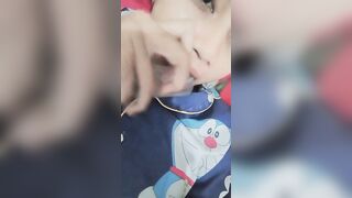 Teen mới lớn nằm xem Sex Nứng Quá Móc luôn