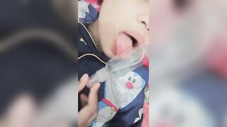 Teen mới lớn nằm xem Sex Nứng Quá Móc luôn