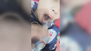 Teen mới lớn nằm xem Sex Nứng Quá Móc luôn
