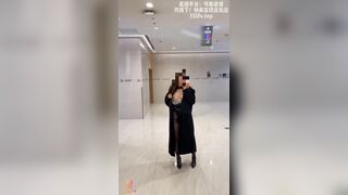 Con em gái nứng lồn, thích khoe hàng ở siêu thị