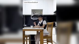 Đang học thì bị đè ra hiếp