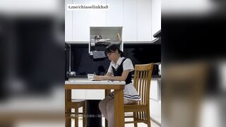 Đang học thì bị đè ra hiếp
