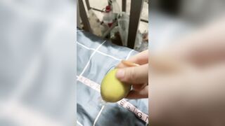 Rau nhét quả chanh vào bao cao su thủ dâm