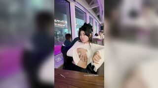 Con nhỏ khoe hàng giữa trung tâm thương mại