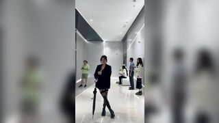 Con nhỏ khoe hàng giữa trung tâm thương mại