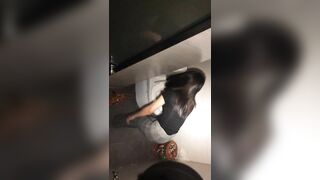 quay lén con bạn thân đi đái trong nhà vệ sinh