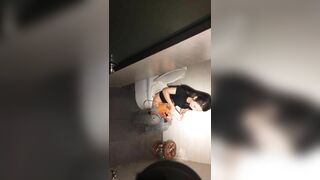 quay lén con bạn thân đi đái trong nhà vệ sinh