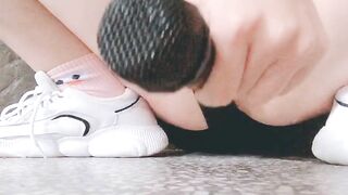 Rau thủ dâm bằng mic hát karaoke