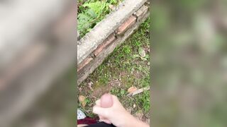 Sục ngoài vườn