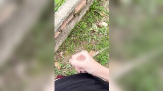 Sục ngoài vườn