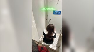Quay Lén Tolet Nữ Công Cộng