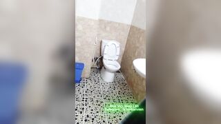 Quay Lén Em Gái Xinh Nude Đi Tè