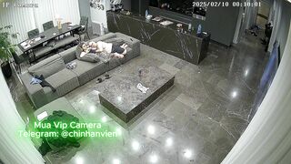 Hack Camera Xem Tivi Nứng Quá 2 Vợ Chồng Đè Nhau Ra Địt