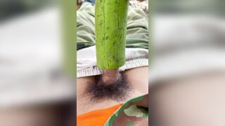 Thủ dâm bằng quả mướp sướng hơn chơi sex toy