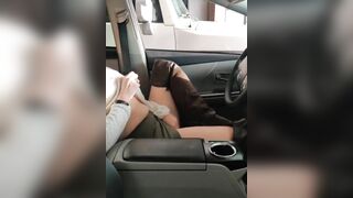 Thủ dâm, để người lạ sờ mó ở bãi đỗ xe